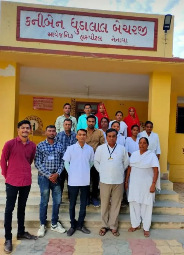 કાનજીભાઈ તેમના સ્ટાફ સાથે