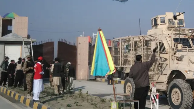 大学近くに集まった治安当局（20日）