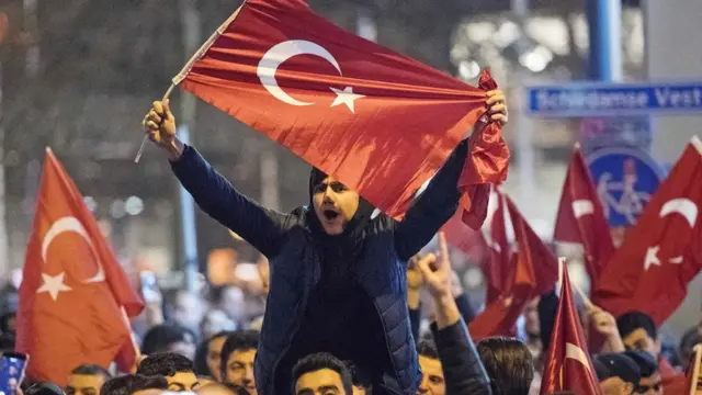 Hollanda'da Türkiye'nin Rotterdam Konsolosluğu önünde Türkiye kökenli göçmenlerin protesto gösterisi, 11 Mart 2017