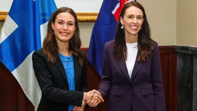 Финляндия бош вазири Санна Марин ва Янги Зеландия бош вазири Жасинда Ардерн.