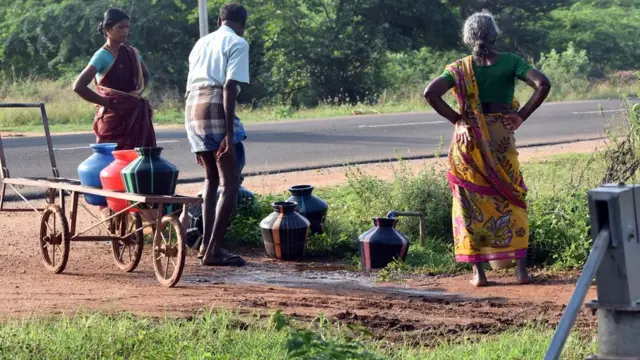 நீர் எடுப்பதற்காக 200 மில்லியம் மணி நேரத்தை செலவிடும் பெண்கள்