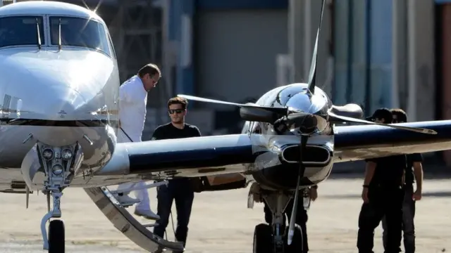 Preso, Geddel desce do avião escoltado pela PF