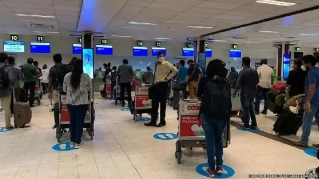 පසුගිය මැයි මාසයේ මාලදිවයිනේ සිට පැමිණි ශ්‍රී ලාංකිකයන් පිරිසක්