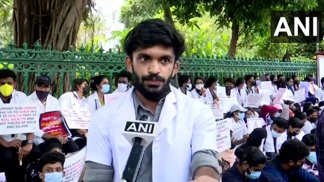 केरल के तिरुवनंतपुरम में अपनी मांगों के साथ बैठे भारतीय छात्र