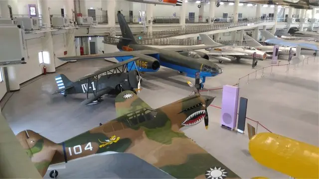 当年"反共义士"驾驶"投奔自由"的飞机，如今迁移到室内，叙述着那个年代不会告诉你的故事真相。