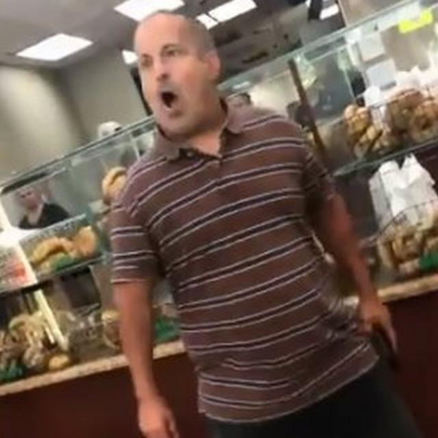 Hombre enfadado en una tienda de bagels en Nueva York