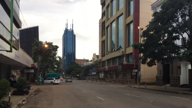 Barabara nyingi za mji wa Nairobi zilisalia kuwa mahame dakika 30 kabla ya amri ya kutotoka nje kuanza kutekelezwa
