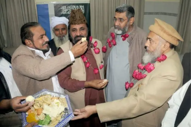 Lauyoyin masu shigar da kara na rabon alawa saboda murna bayan kotu ta yanke hukunci