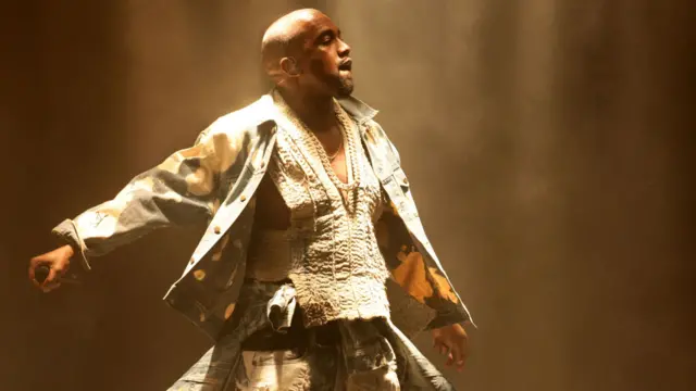 カニエ・ウェストの「Gold Digger」を皆で歌ったことで批判された学生たちもいた