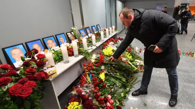 Мемориал жертвам авиакатастрофы в киевском аэропорту "Борисполь"