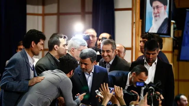 Ahmadinejad tras su registro