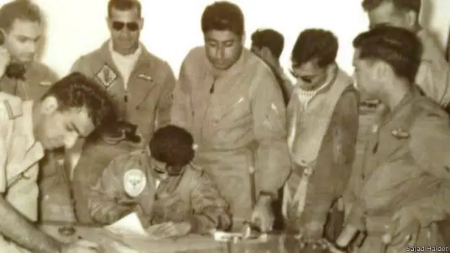 புகைப்படத்தில் நடுவில் இருக்கும் சஜ்ஜாத் ஹைதர் பாகிஸ்தான் தரப்பில் முக்கிய பங்காற்றினார்.