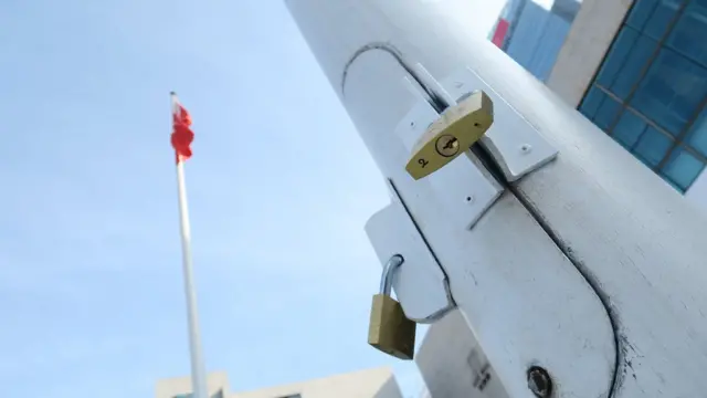 香港大會堂外上鎖之旗桿（3/1/2020）