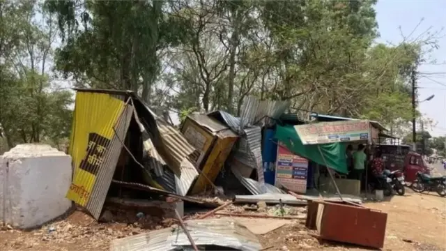 आसिफ, साक्षी