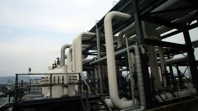 مجموع دارایی‌های مسدود شده ایران در این دو کشور حدود ۱۰ میلیارد دلار اعلام شده است که از این مقدار ۷ میلیارد دلار در بانک‌های کره‌ای و سه میلیارد دلار هم در ژاپن است؛ این پولها به درآمدهای نفتی ایران است که به قبل از تحریم‌های آمریکا باز می‌گردد.