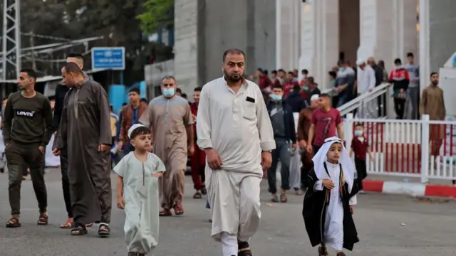 Palesitnians leave mosque afta di morning Eid al-Fitr prayer.
