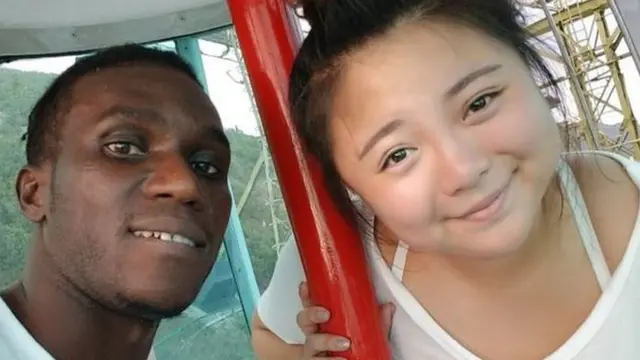 Dan wasa Solomon d budurwarsa Louise sun dauki hoton selfie sun murmushi