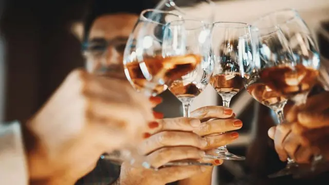 مجموعة من الأشخاص يتناولون المشروبات