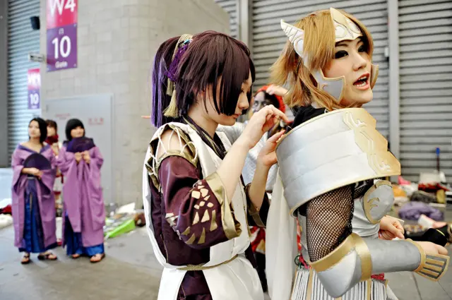 中国上海动漫展览会上的两名Cosplay爱好者
