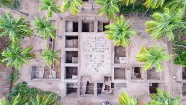 முதல்கட்ட ஆய்வுக்காக தோண்டப்பட்ட குழிகள் - கழுகுப் பார்வையில்