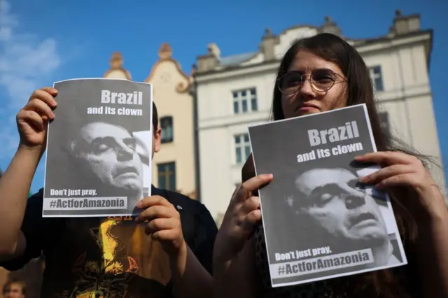 'Brasil e seu palhaço. Não apenas reze, aja pela Amazônia', diz cartazprotesto organizado pelo movimento Greve da Juventude pelo Clima. Cracóvia (Polônia), agosto2019