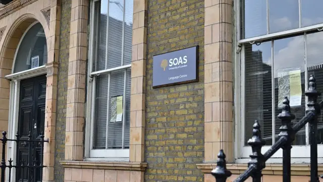 مبنى الكلية.