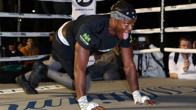 KSI calentando en el ring.