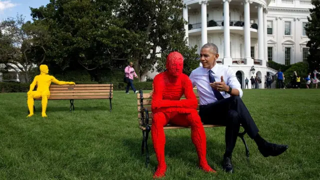 Mwezi Oktoba: Rais Obama anaketi katika benchi katika Ikulu ya Whitehouse akizungumza na mtu bandia .