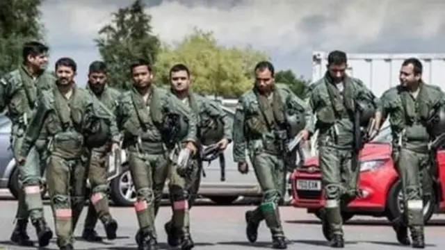 ఈ 12 మంది పైలట్లు ఎవరు?