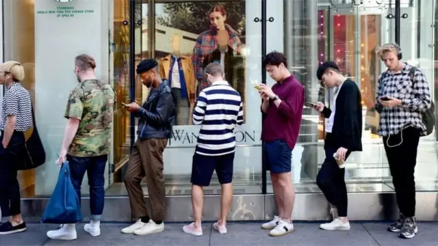 On peut s'interroger sur le secret de la force de la tendance et de son impact sur les individus.