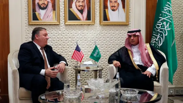 Minisitiri Adel al-Jubeir (iburyo) na Mike Pompeo, umunyamabanga wa leta y'Amerika, mu biganiro kuri Bwana Khashoggi ku itariki ya 16 y'uku kwezi kwa cumi i Riyad muri Arabie Saoudite