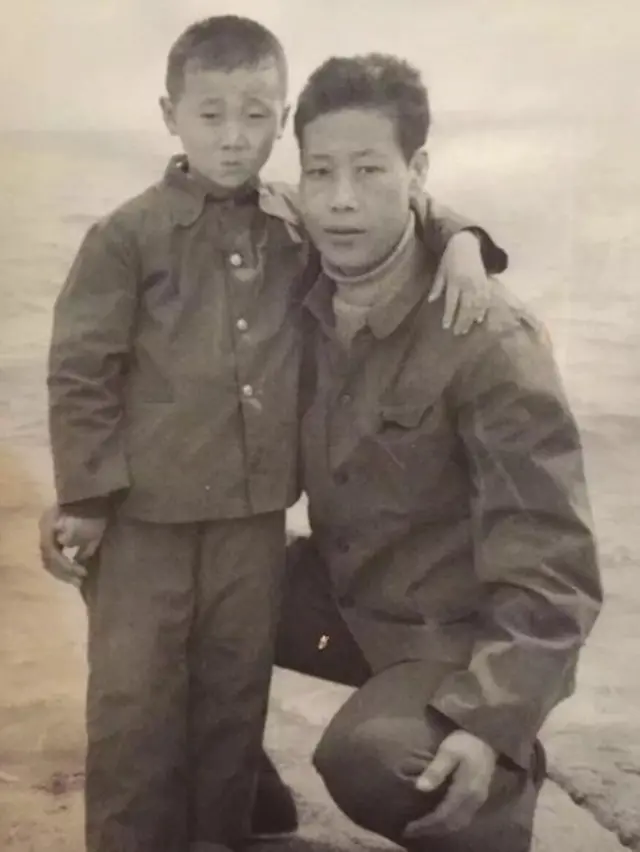 此为耿乐小时候与父亲的合照。耿乐此前曾经为出柜事件与父母关系恶劣,但现在关系改善,耿乐相信倘有机会,父母愿意出席自己和伴侣的婚礼。