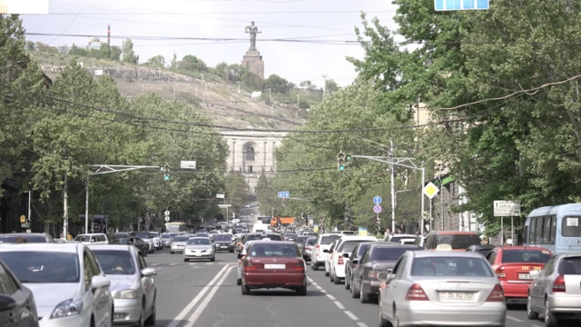 Sovyetler Birliği dönemindeki şehir planlaması nedeniyle Erivan; geniş caddeler ve sokaklara, büyük meydan ve parklara sahip bir kent.