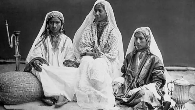 काश्मीरच्या 'नाच गर्ल्स'