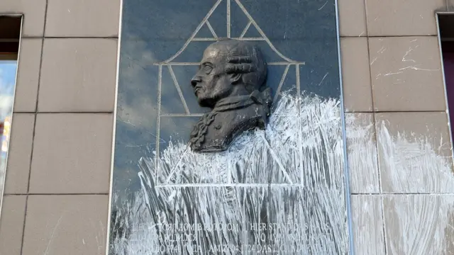 Placa de Kant, vandalizada 27 de noviembre de 2018