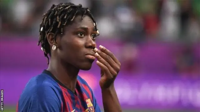 Asisat Oshoala, triple lauréate du Prix de la meilleure joueuse de l'année, est présélectionnée.