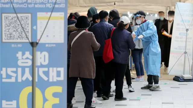 18일 서울 마포구보건소 내 선별진료소에서 시민들이 코로나19 검사를 받기 위해 대기하고 있다