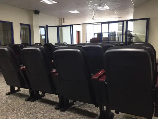 Mu cyumba cy'iburanisha i Nyanza mu gitondo uyu munsi hari hitezwe abacamanza bonyine