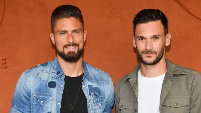 Giroud y Lloris con barba, bigote y una cresta levantada y larga
