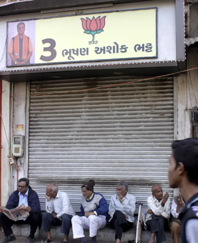 પરિણામો જાહેર થયા બાદ ભૂષણ ભટ્ટની ઓફિસ બહારનું દૃશ્ય