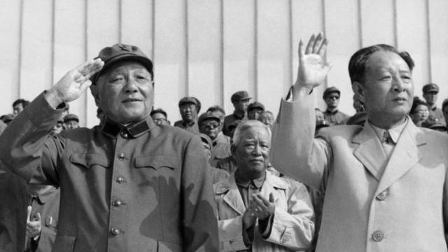 邓小平与胡耀邦在1981年