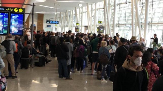 在摩洛哥的机场上，大批旅客等候离开。