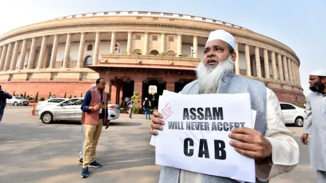 বিলটি বিরুদ্ধে প্রতিবাদ জানাচ্ছেন বদরুদ্দিন আজমল