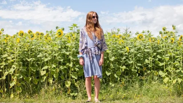 Kate Hall dans un champ de tournesols