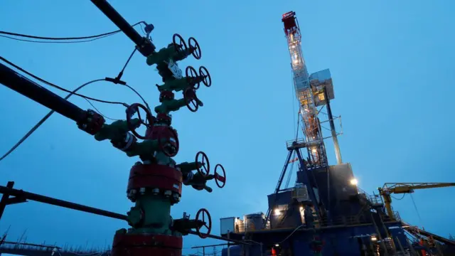 Нефтяная вышка в Иркутской области (архивное фото)