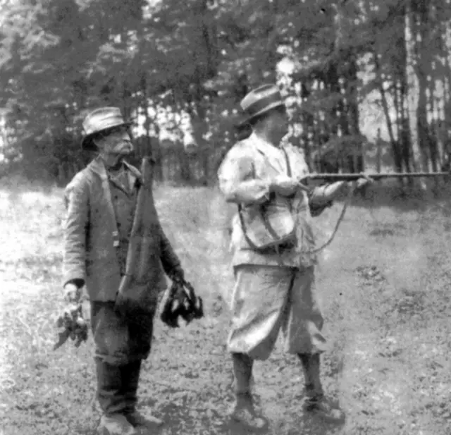 Емануель Малинський (праворуч) на полюванні. Зірне, 1920-ті роки