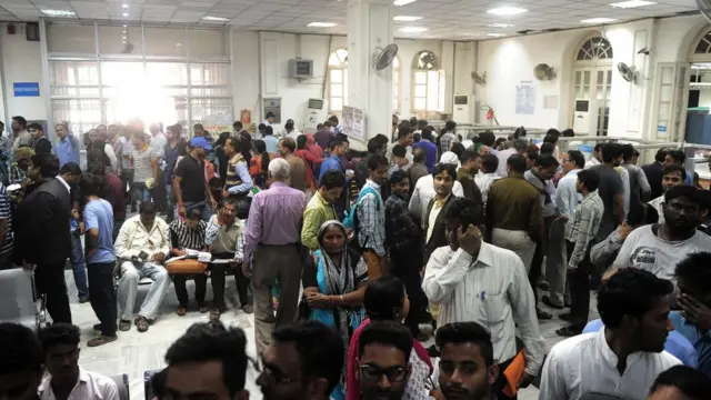 बैंक में लगी भीड़