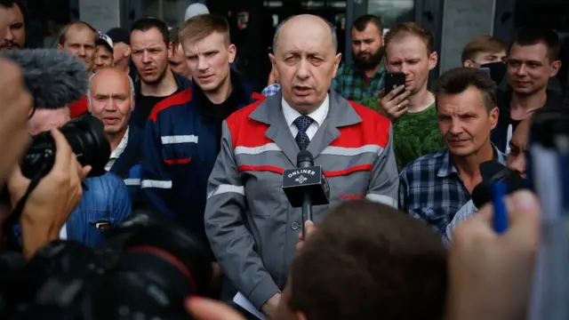 Рабочие Минского тракторного завода объявляли забастовку, свои требования они обсуждали с директором завода Виталием Вовком