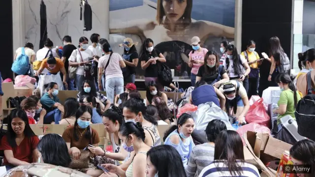 홍콩에 거주하는 외국인 노동자들은 매주 쉬는 날이면 센트럴 지구에 모이곤 한다