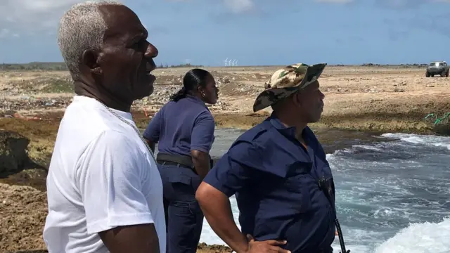 Vigilantes en la costa.